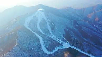 4K航拍环绕拍摄冬奥会高山滑雪场视频的预览图